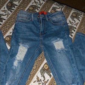 Distressed skinny jeans